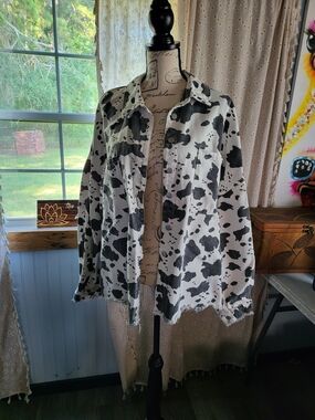 POL Cow Print Denim Shacket Jacket Size Large Western Raw Hem